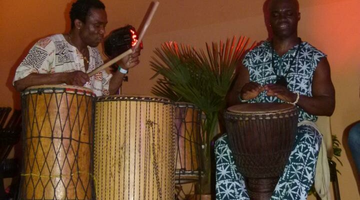 Musiciens jouant des percussions lors d'un événement culturel à Feuguerolles-Bully.