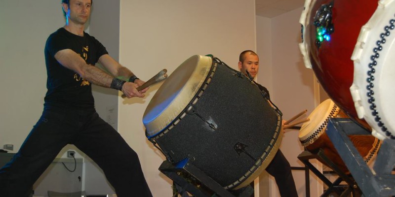 Deux percussionnistes jouent de grands tambours lors d'un événement culturel à Feuguerolles-Bully.