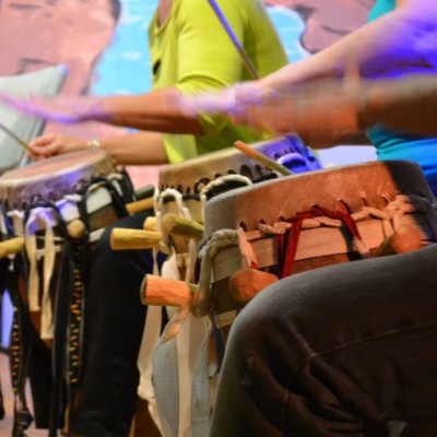 Musiciens jouant de tambours lors d'un événement culturel à Feuguerolles-Bully.