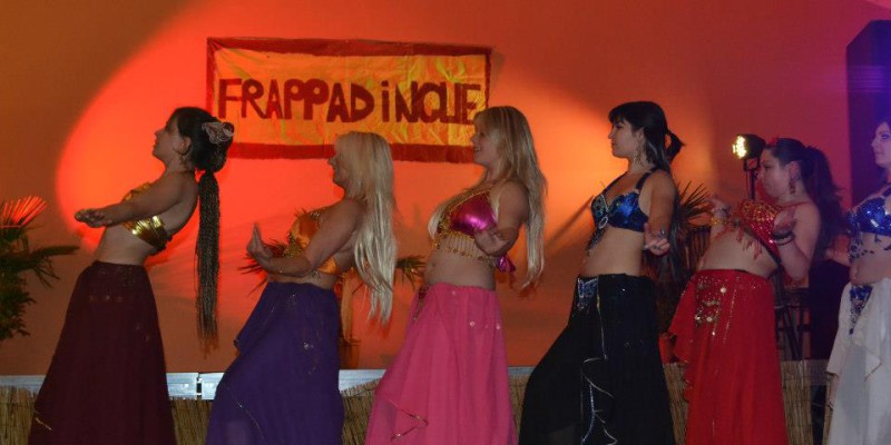 Danseuses orientales en costumes colorés se produisent sur scène lors d'un événement festif à Feuguerolles-Bully.