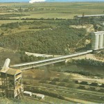 Vue aérienne d'une infrastructure industrielle avec silos, chemin de fer et paysage rural autour de Feuguerolles-Bully.