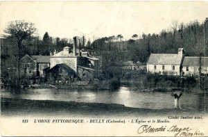 Vue de l'église et du moulin à Bully, bordés par la rivière Orne, image ancienne emblématique de la commune.