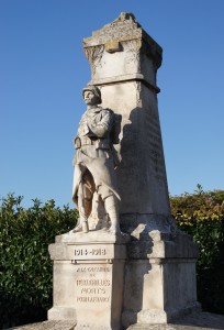 Monument aux morts de Feuguerolles-Bully, honorant les soldats tombés pendant la Première Guerre mondiale.
