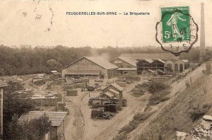 Vue historique de la briqueterie à Feuguerolles-sur-Orne, avec bâtiments et matériaux en gros plans.