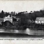 Paysage pittoresque de Bully avec l'église et le moulin au bord de l'Orne. Carte postale vintage.