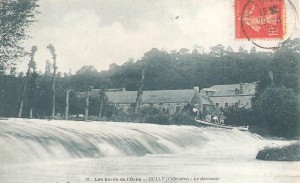 Vue historique des bords de l'Orne à Bully, avec un déversoir et des bateaux sur la rivière.