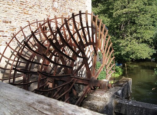 Roue à aubes en métal près d'un cours d'eau, au sein de la commune de Feuguerolles-Bully.