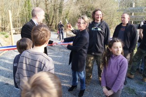 Inauguration d'un parc à Feuguerolles-Bully, avec des élus et des enfants coupant le ruban tricolore.