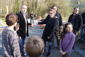 Inauguration d'un parcours à Feuguerolles-Bully, avec des élus et des enfants, coupe du ruban en présence de visiteurs.