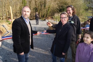 Inauguration d'un chemin à Feuguerolles-Bully, avec des élus coupant le ruban tricolore.