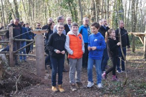 Groupe d'enfants et d'adultes en pleine nature, lors d'un événement communautaire à Feuguerolles-Bully.