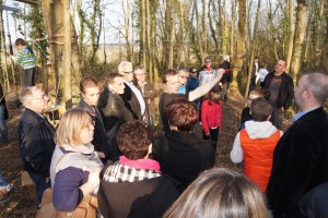Groupe de personnes discutant en pleine nature, avec un animateur présentant une activité, près de Feuguerolles-Bully.