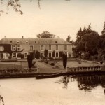 Vue d'un château ancien avec jardin, situé près d'un plan d'eau à Feuguerolles-Bully.