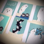 Cartes illustrées représentant des ours polaires sur un fond bleu, avec des éléments en feutrine et de fausses chutes de neige.