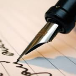Plume en train d'écrire sur une feuille blanche, symbolisant la communication et l'engagement de la commune.