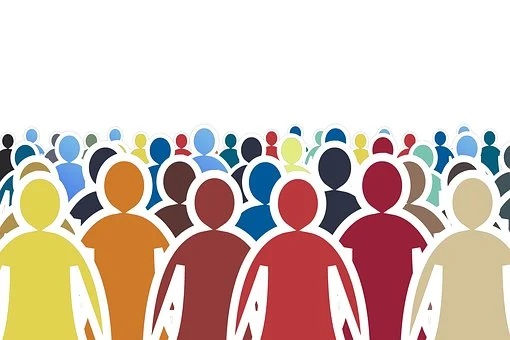 Silhouettes colorées représentant une foule, illustrant la vie communautaire à Feuguerolles-Bully.