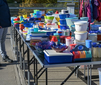 Buvette de vente de contenants colorés sur une table à Feuguerolles-Bully.