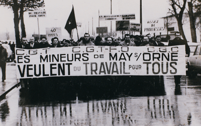 Manifestation des mineurs de Mayenne et Orne pour l'emploi, avec pancarte "Veulent du travail pour tous".
