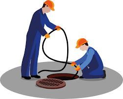 Deux ouvriers en uniformes et casques travaillent sur un égout avec des équipements.