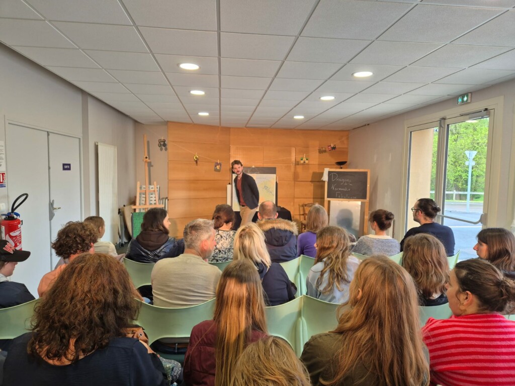 Rassemblement d'habitants de Feuguerolles-Bully lors d'un événement communautaire dans une salle.