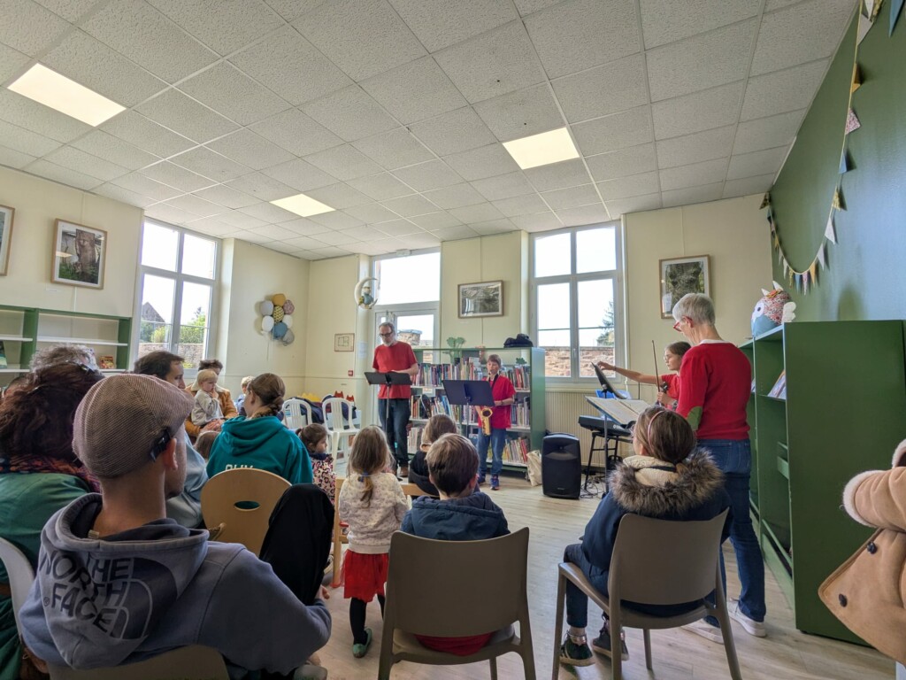Animation musicale avec des enfants dans une bibliothèque à Feuguerolles-Bully.