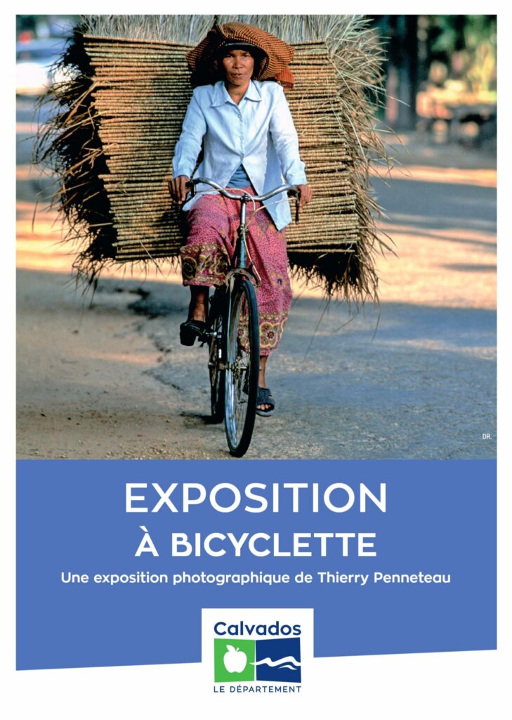 Une femme à vélo transportant des bottes de paille. Affiche pour l'exposition « À bicyclette » de Thierry Penneteau.