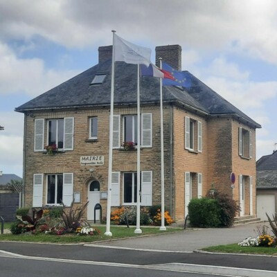 Mairie de Feuguerolles-Bully, bâtiment en pierre avec drapeaux et fleurs en façade, situé à proximité de Caen.